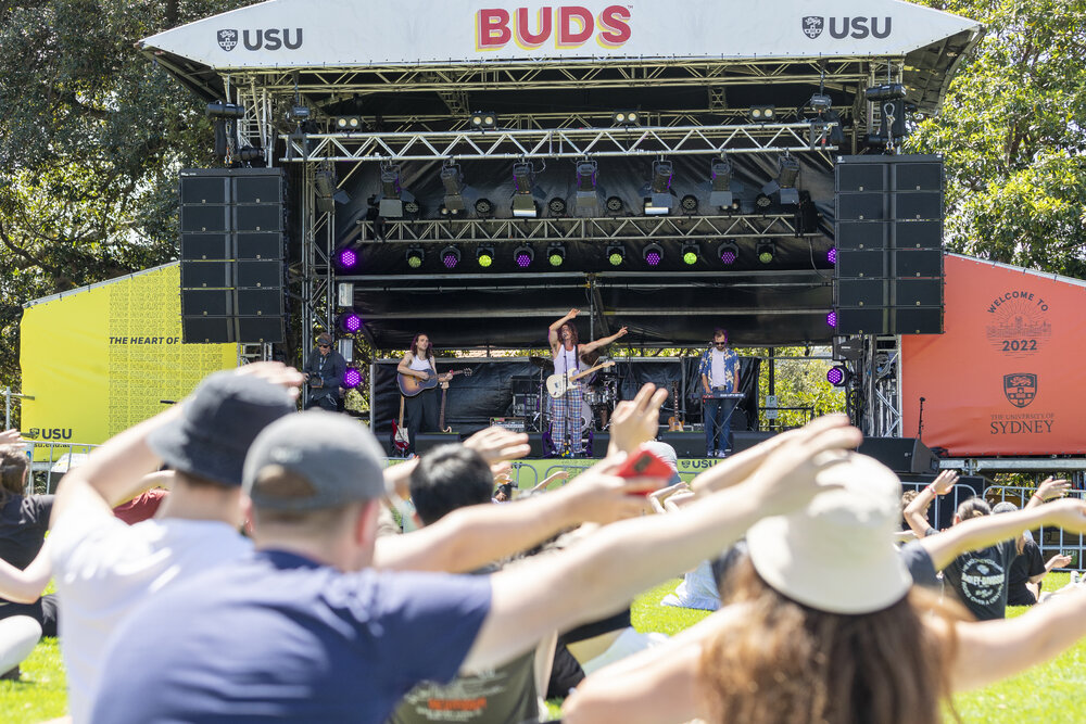Keli Holiday Performance on Front Lawn at Welcome Week