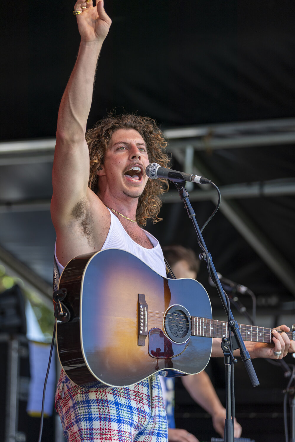Keli Holiday Performance on Front Lawn at Welcome Week