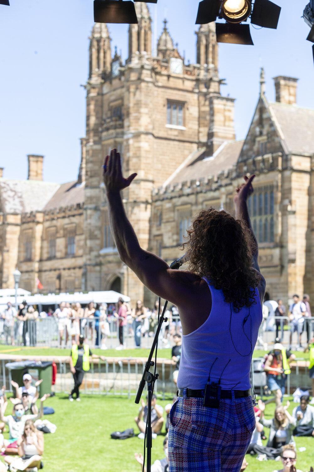 Keli Holiday Performance on Front Lawn at Welcome Week