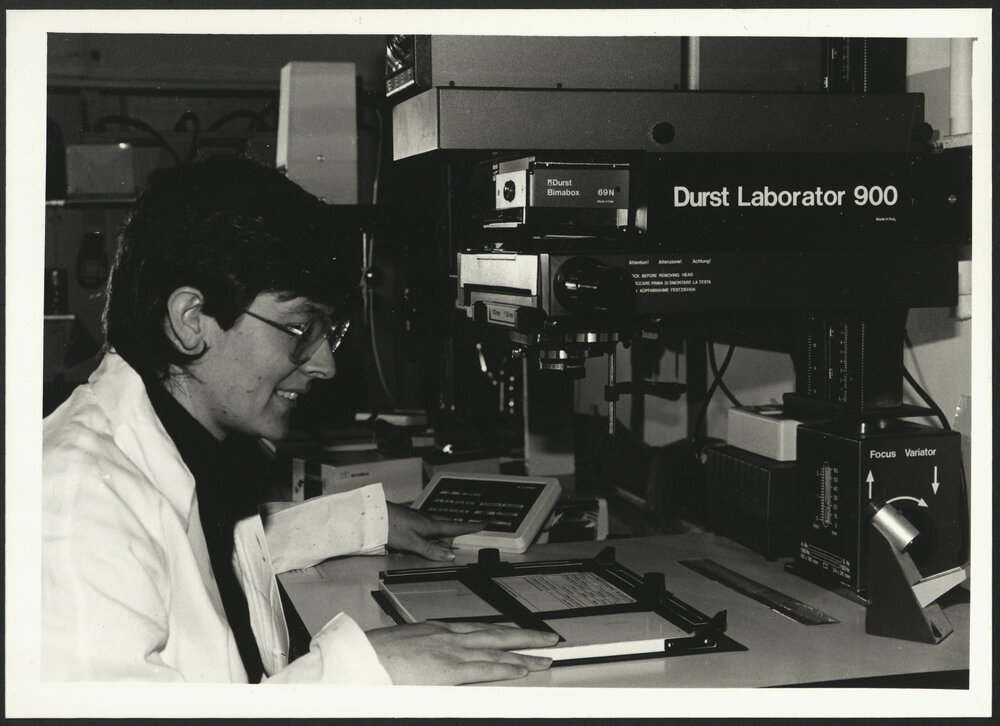 Biology - Durst Laborator 900 Enlarger - Senior Students Producing their Own Optical and Electron Micrograph 