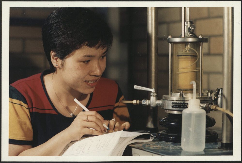 Vietnamese PhD Student Bui Hong Ngoc Conducting Oedometer Tests
