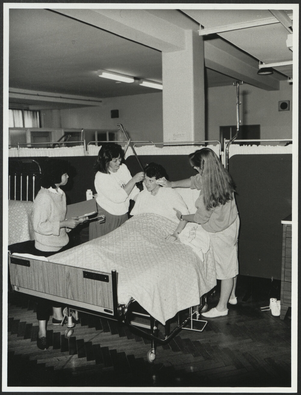 Faculty of Nursing - Putting Theory into Practice Three Nursing Students in a Laboratory