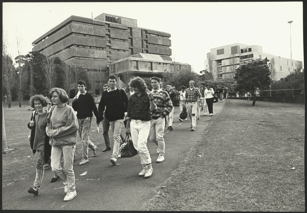 Students Cross Cadigal Green from the Wentworth Building toward the Engineering Complex