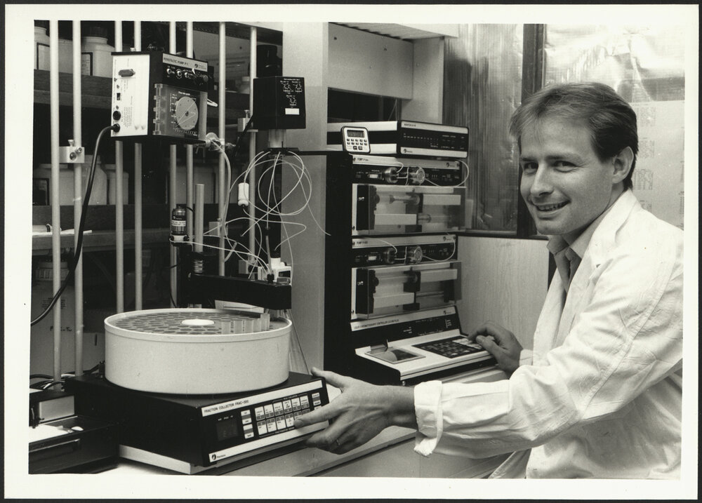 Biology Equipment - Fraction Collector FRAC-200 Used to Purify and Identify Proteins