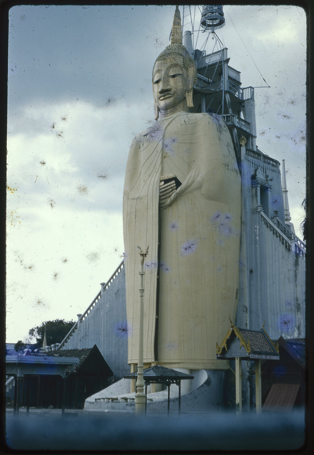 Buddha Statue at Wat Intharawihan