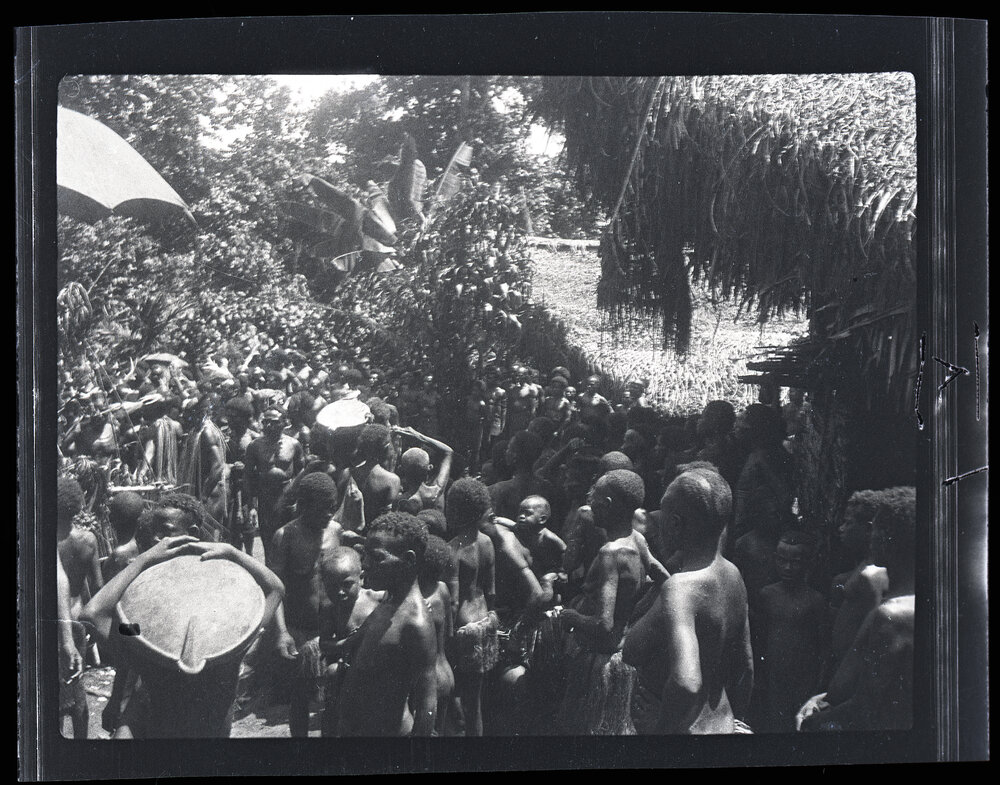 [Manum Island, New Guinea] The Crowd of Waia Women and Children Watch the Men of Dugu&shy; Laba Carry Away the Food. 