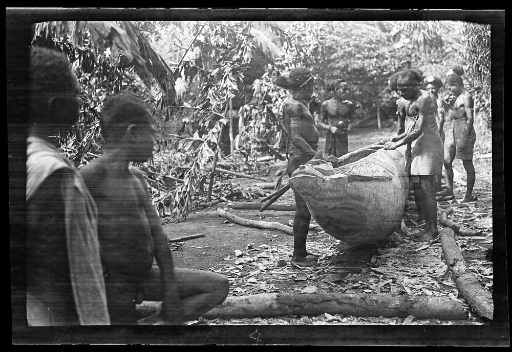 [Manum Island, New Guinea] Carving the Hull of Yabururu&rsquo;s New Overseas Canoe: Aimoŋ, Tsauria, Yabururu, Gabuzi