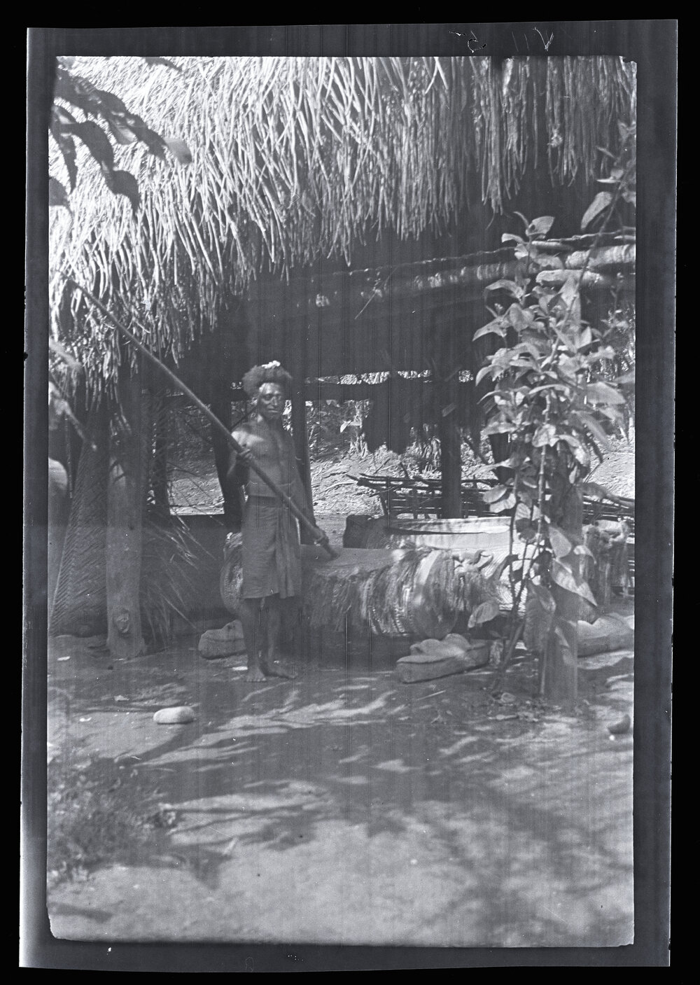 [Manum Island, New Guinea] Zeredo&rsquo;i (Mandau) Showing how the Gongs are Beaten