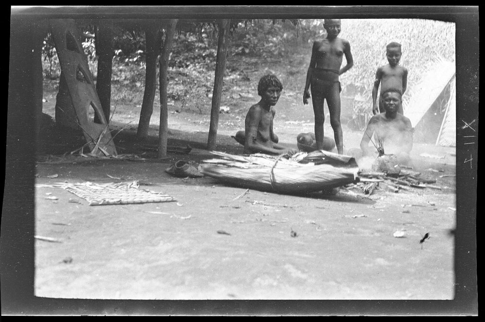 [Manum Island, New Guinea] Tsinama, A'ena, Roro and Idoge (d of Bubuŋ) Preparing to Cook