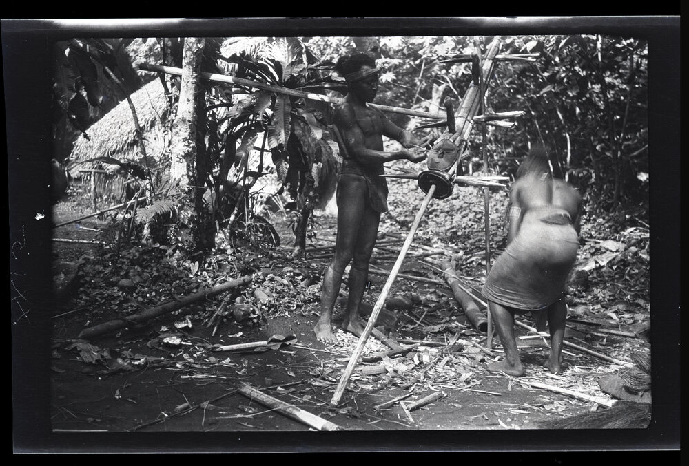 [Manum Island, New Guinea] Tsedam and Zoromota Making the laŋolaŋo