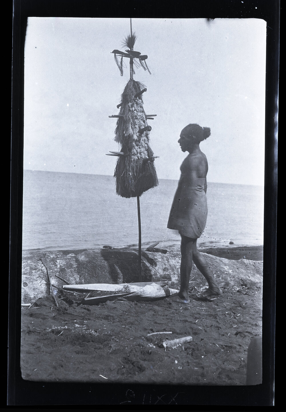 [Manum Island, New Guinea] Aimoŋ puts the Finishing Touches to his laŋolaŋo