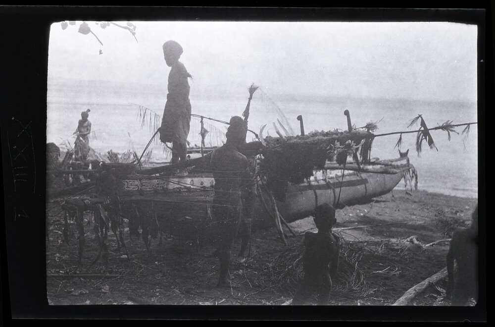 [Manum Island, New Guinea] Mamboti&rsquo;s Canoe. Fastening the laŋolaŋo to the mwabwa