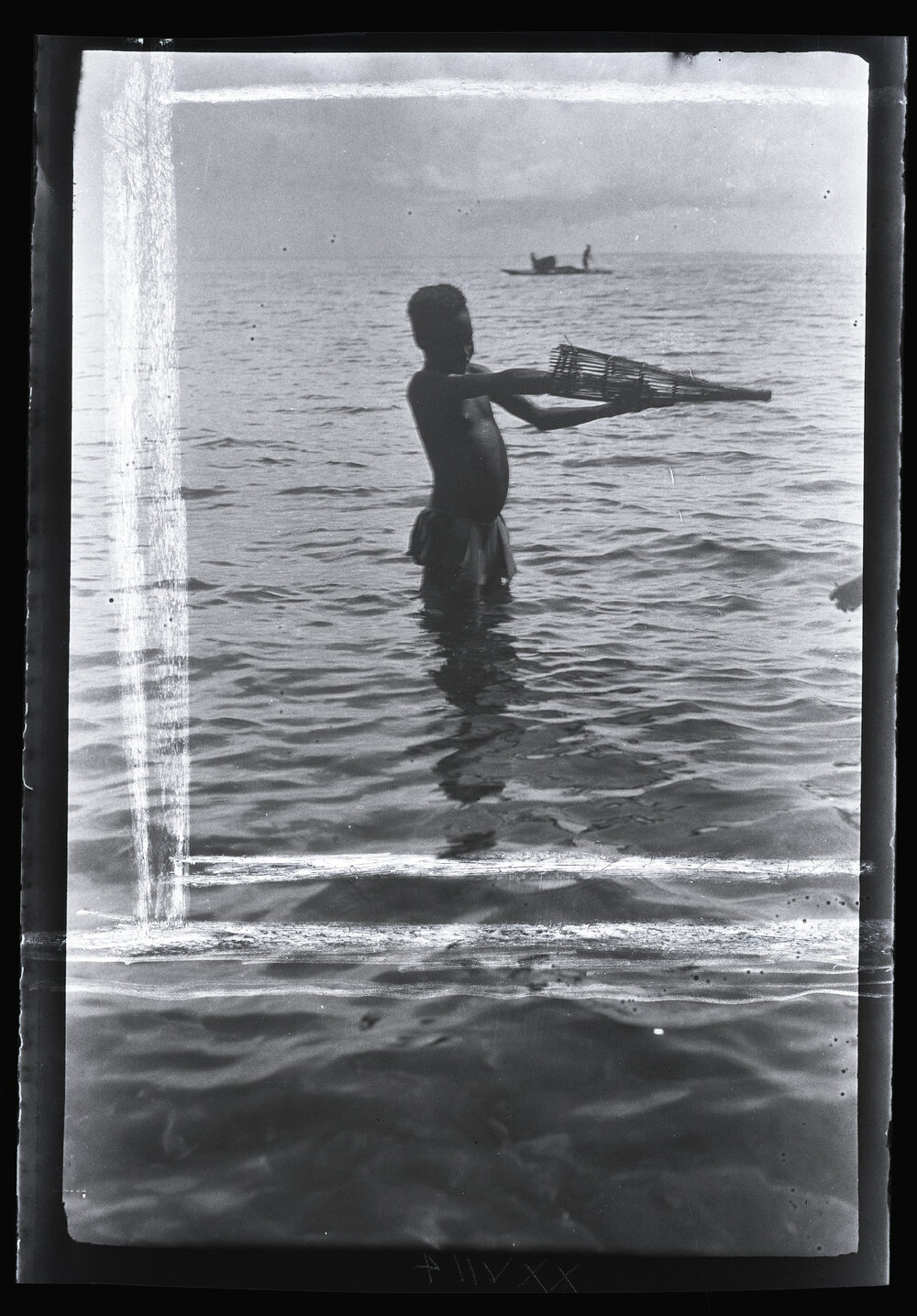 [Manum Island, New Guinea] Oaruaru Fishing with Small Fishtrap