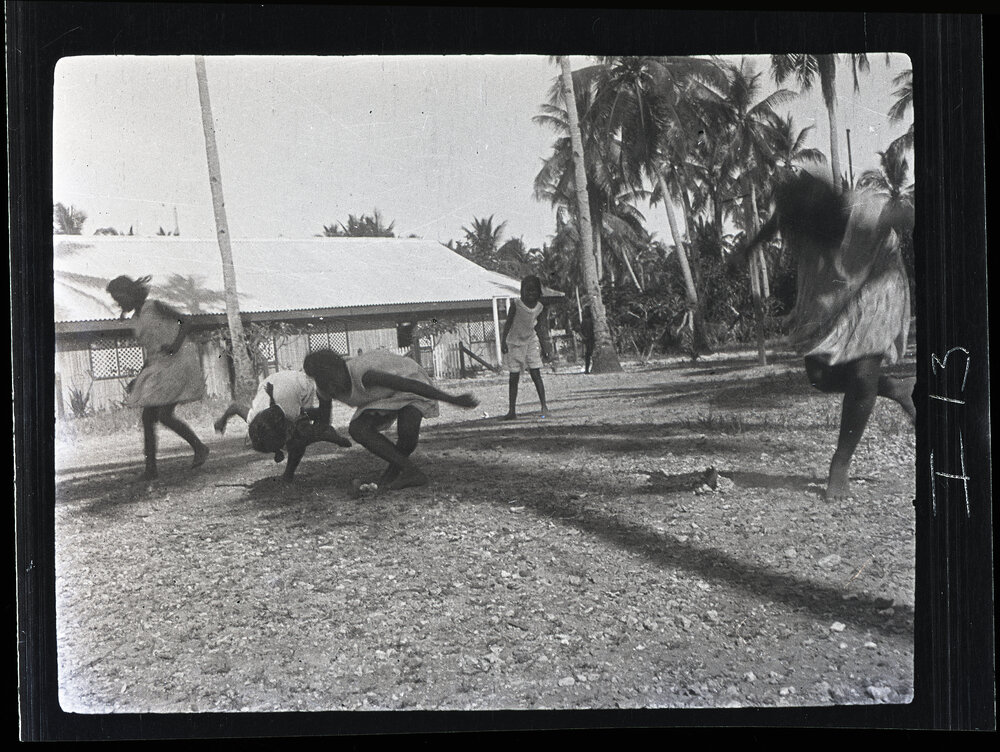 [Narau Island] Practicing for the Sports. Picking up the Pandanus Fruit