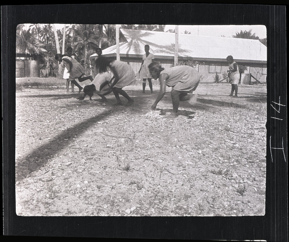 [Narau Island] Practicing for the Sports. Picking up the Pandanus Fruit
