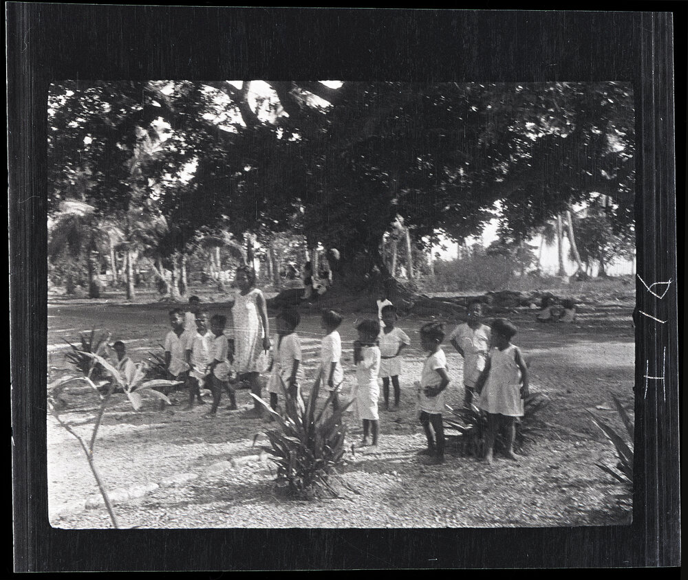[Narau Island] Emma and her Kindergarten Children