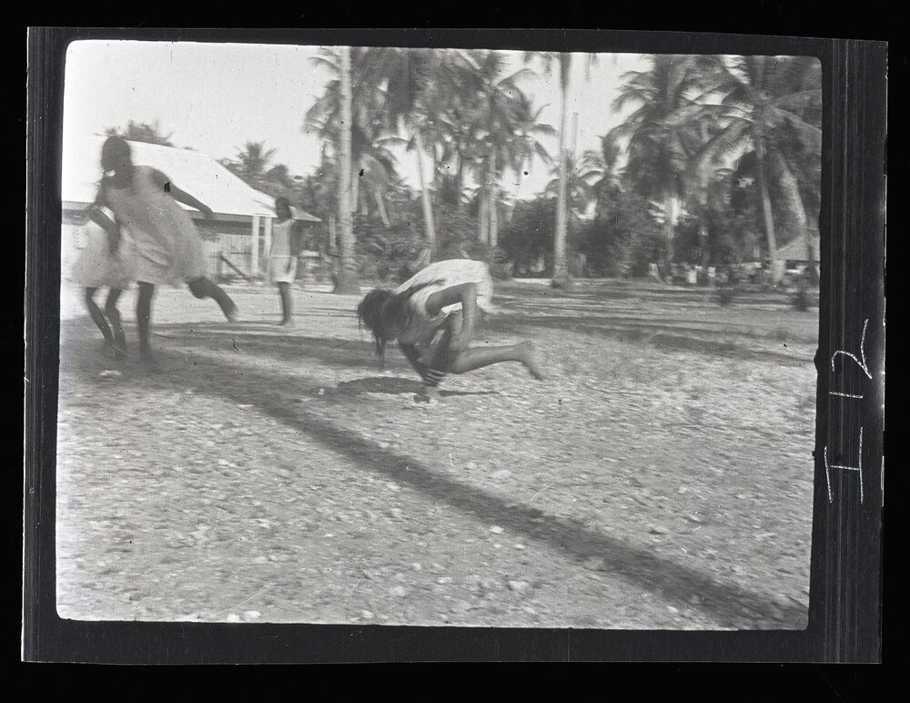 [Narau Island] Practicing for the Sports. Picking up the Pandanus Fruit