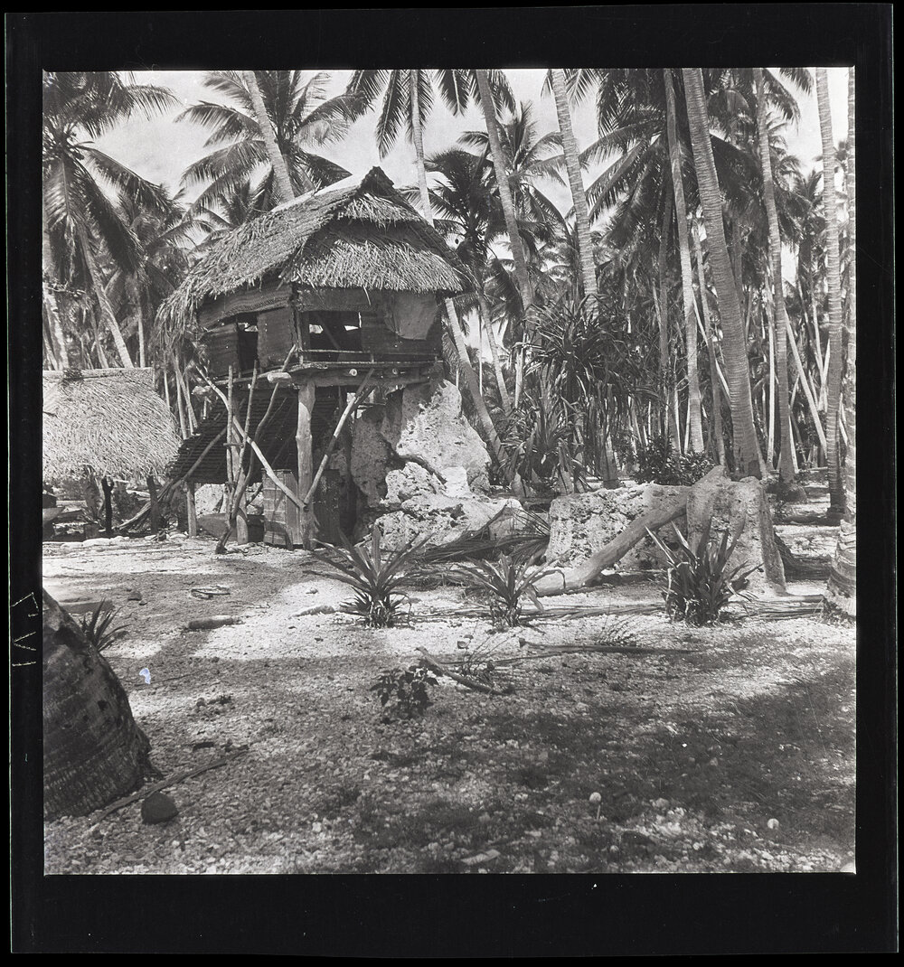 [Narau] An Unusual Type of House Built Perched on Two Coral Rocks