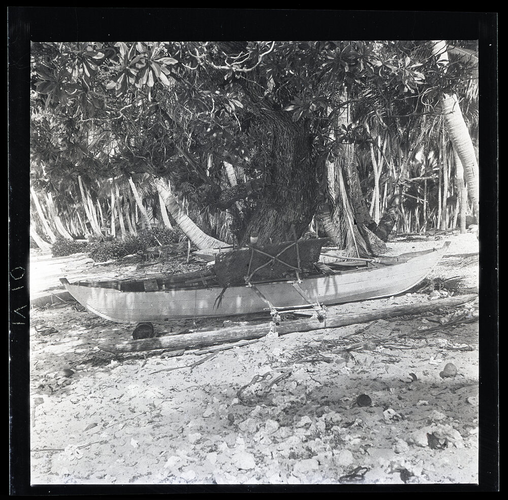[Narau] A Fishing Canoe on the  Meneŋ Beach