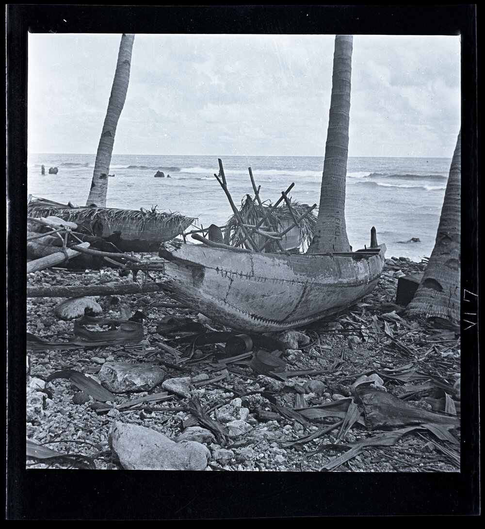 [Narau] An Old Fishing Canoe on the Anibari Beach