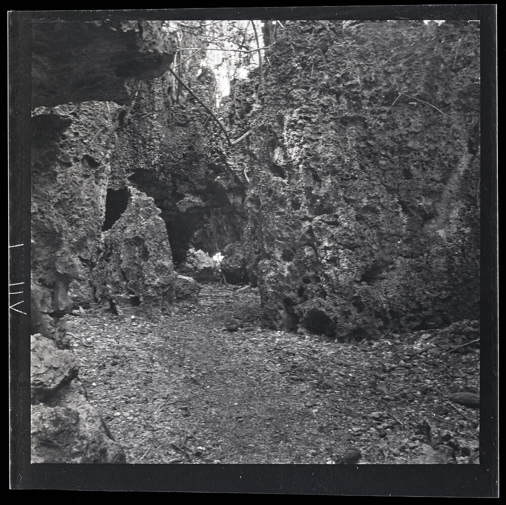 [Narau] A Passageway Between Coral Cliffs on the Way to Hole-in-the-Wall