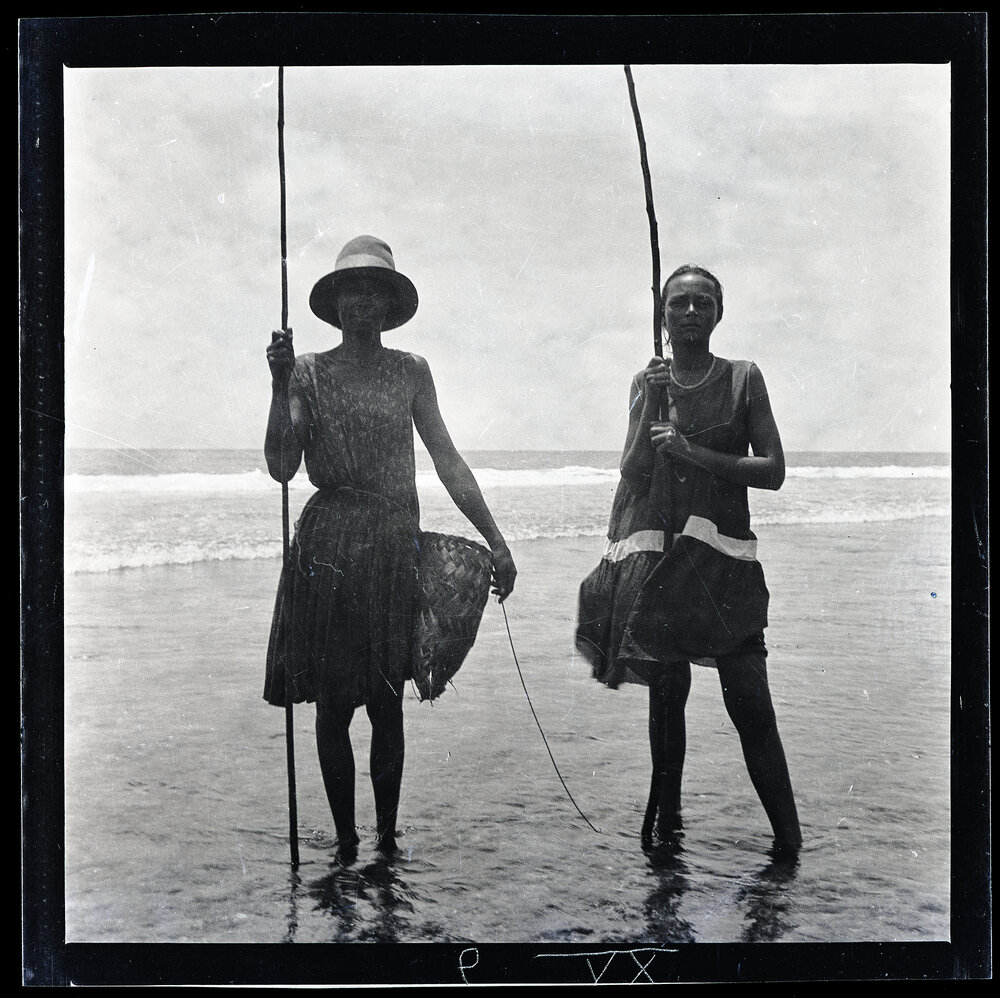 [Narau] Tuti and her Daughter Eta (Johanna) with Fishing Rods on the Reef