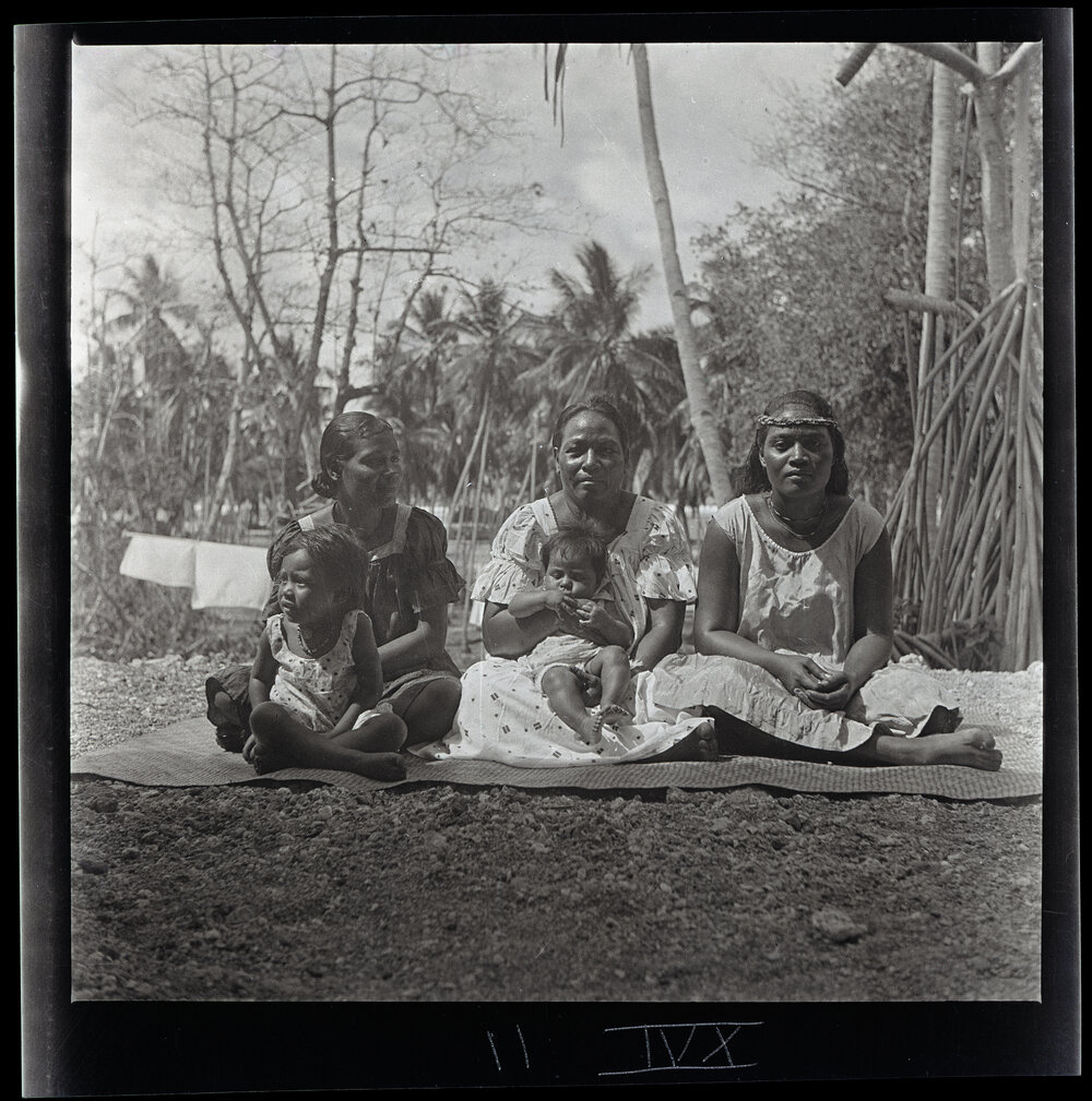 [Narau] Scotty's Wife, Two of her Daughters and Granddaughters