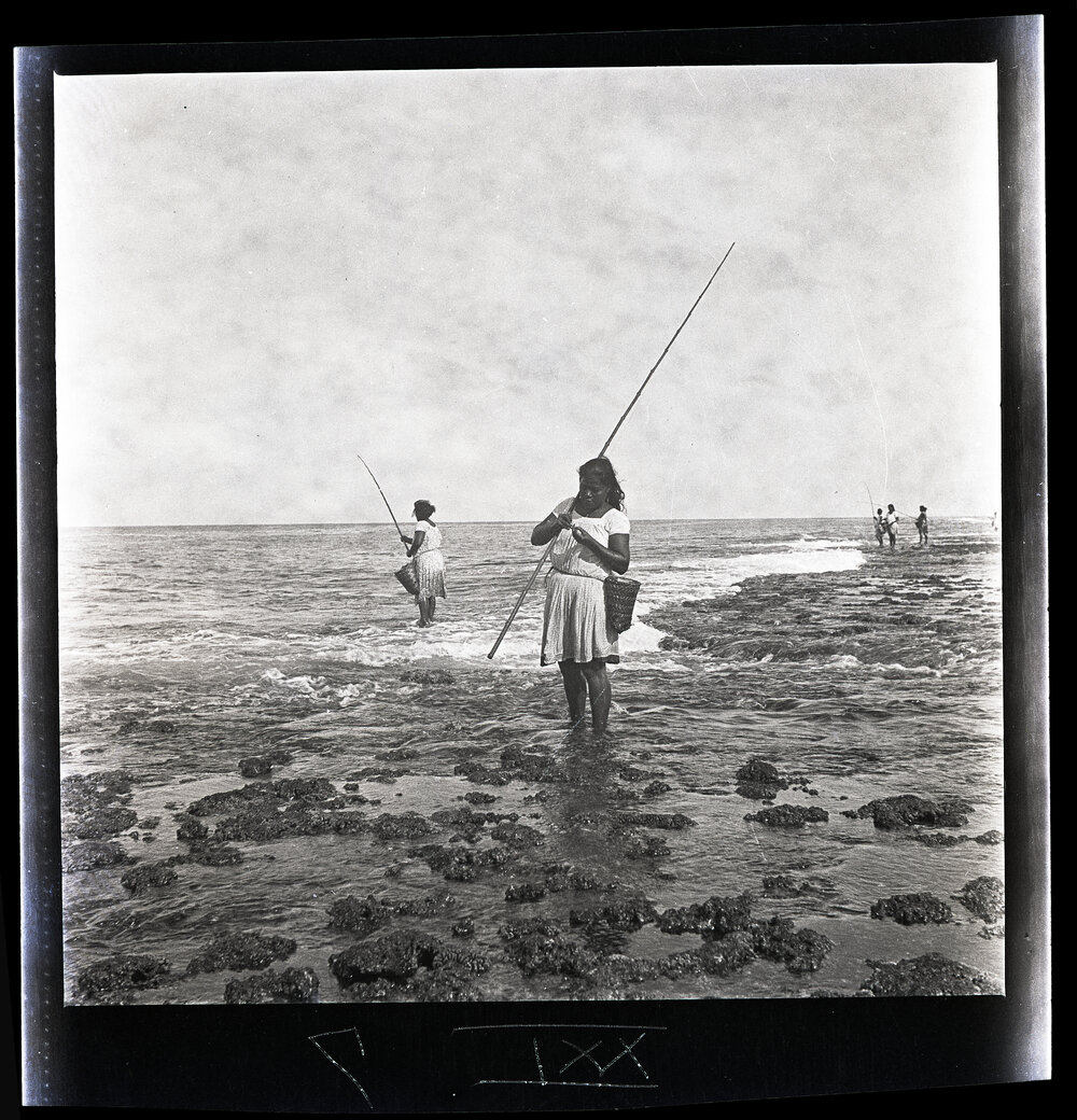 [Narau] A Woman Baiting her Hook