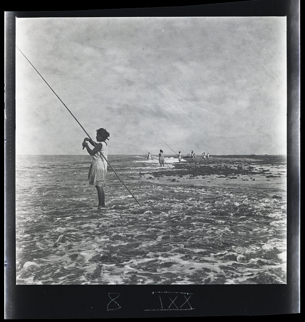 [Narau] Another Woman Removing her Catch from the Hook