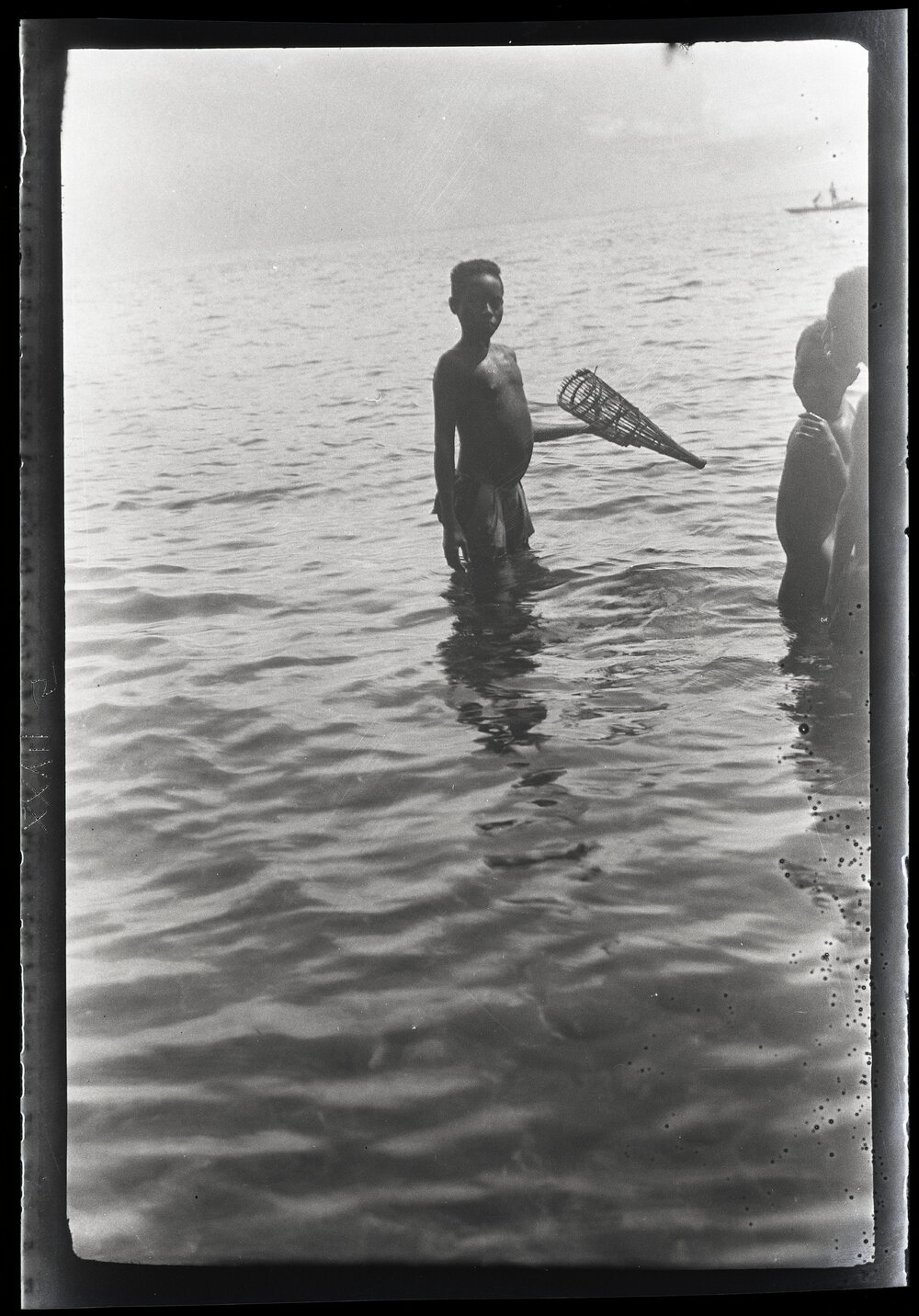 [Manum Island, New Guinea] Oaruaru Fishing. About to set the Trap