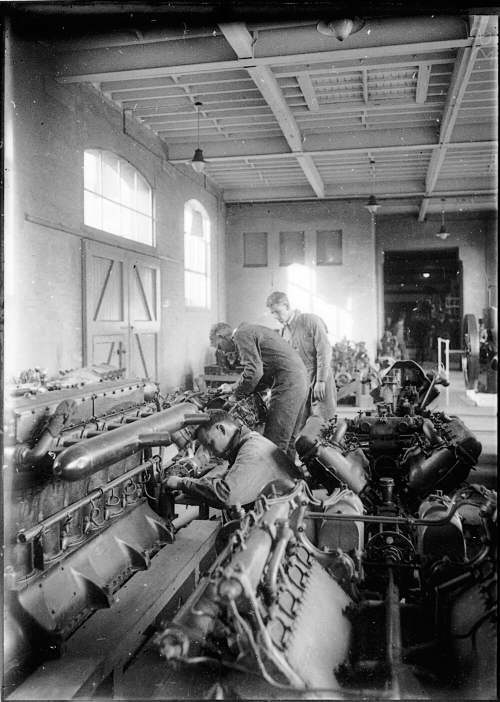 Engineering School Aeronautical Engineering Students and Aero Engines