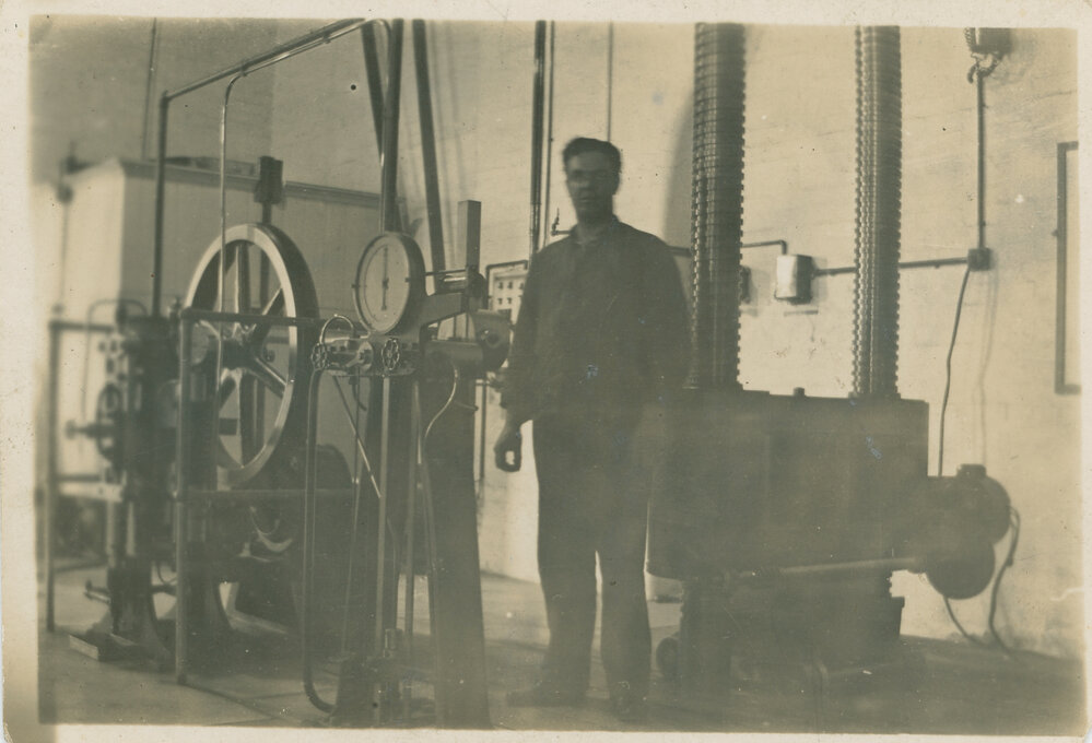 Mac at 400 Ton 'Amster' Compression Testing Machine,  Peter Nicol Russell (PNR) School of Engineering