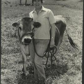 Liz Kernohan with Cow at Camden