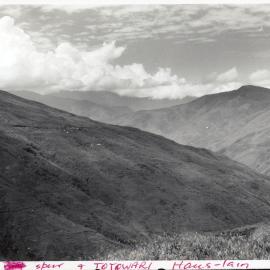 Spur and Totowari, Haus-lain