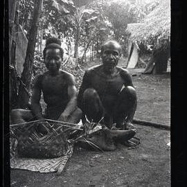 [Manum Island, New Guinea] Tsŋania of Mwanuyia and his Son Maguŋ
