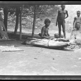 [Manum Island, New Guinea] Tsinama, A'ena, Roro and Idoge (d of Bubuŋ) Preparing to Cook