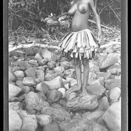 [Manum Island, New Guinea] Tsomoraua Carrying the Baby Under her Arm, in a Depa, Comes Down to the Beach