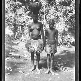 [Manum Island, New Guinea] Ainda and Tsalameŋ