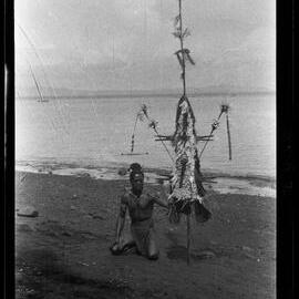 [Manum Island, New Guinea] Mamboti’s canoe. The laŋolaŋo of Mamboti with A'un Beside it