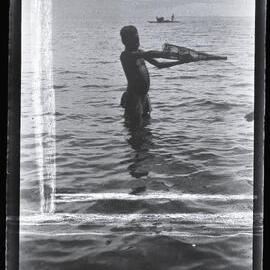 [Manum Island, New Guinea] Oaruaru Fishing with Small Fishtrap