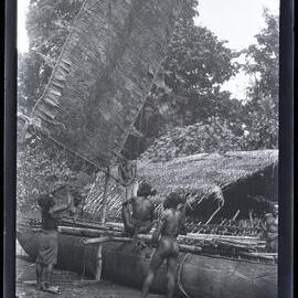 [Manum Island, New Guinea] Oaruaru Fishing - About to set the Trap