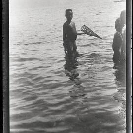 [Manum Island, New Guinea] Oaruaru Fishing. About to set the Trap