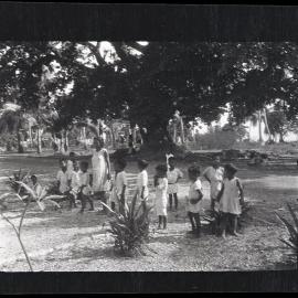 [Narau Island] Emma and her Kindergarten Children