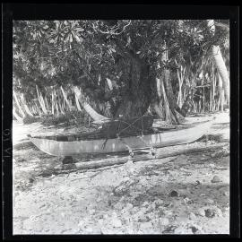 [Narau] A Fishing Canoe on the  Meneŋ Beach