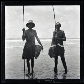 [Narau] Tuti and her Daughter Eta (Johanna) with Fishing Rods on the Reef