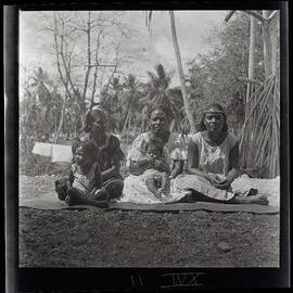 [Narau] Scotty's Wife, Two of her Daughters and Granddaughters