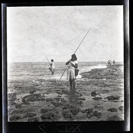 [Narau] A Woman Baiting her Hook