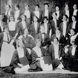 Women's College Principal And Students, 1913